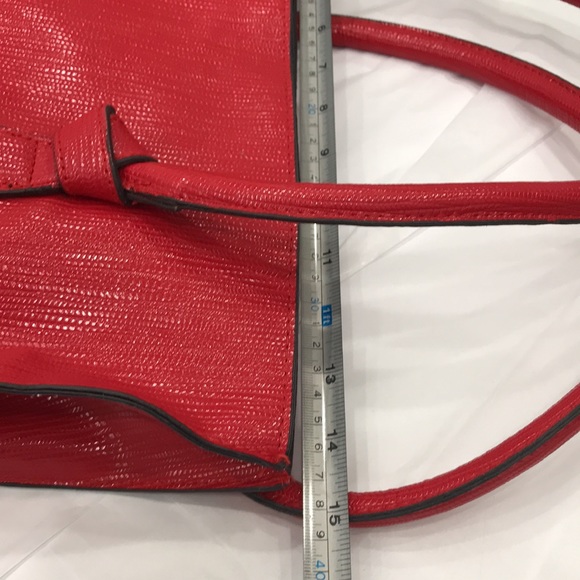 BEAUTIFUL RED SHOULDER BAG/MATCHES RED heels that I offer in my closet. 👠👠👠❤️ - Picture 6 of 8